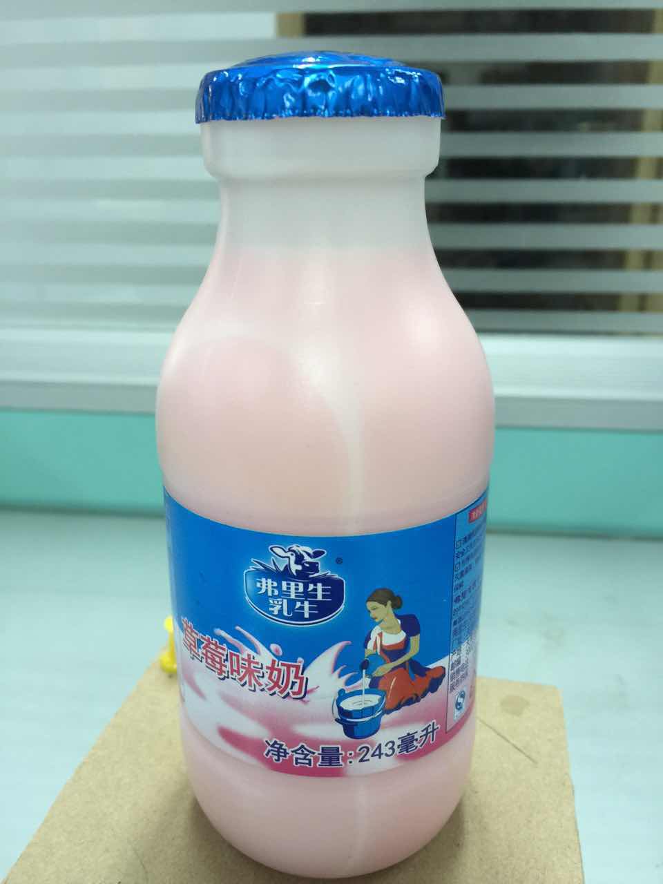 弗里生乳牛草莓味奶243ml